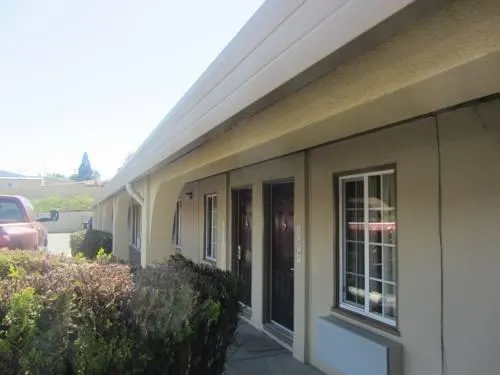 El Rancho Inn & Suites - Image 1