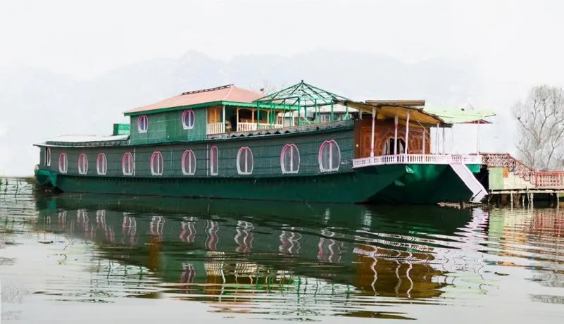 Houseboat 1002 Nights - Image 1