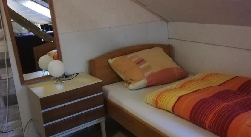 GästeZimmer im Altbau Dachgeschoss mit kleinem Bad WLAN, TV und Parkplatz - Image 1