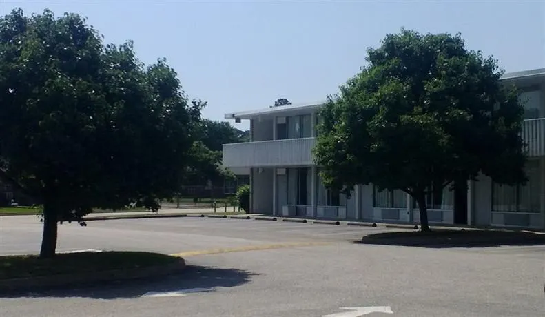 Quarterpath Inn And Suites - Image 1
