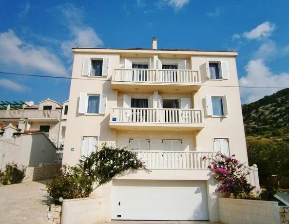 Sun House Apartments - Image 1