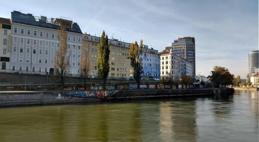 Family apartment with two bathrooms near to city center - Image 1