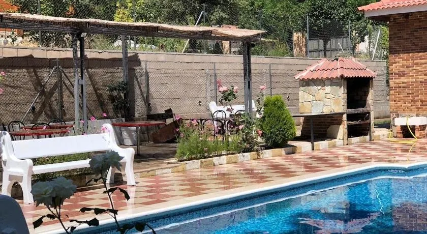 CHALET EN EL CORAZON DE LA SIERRA DE GREDOS, PINAR DE LA ATALAYA-TIEMBLO - Image 1