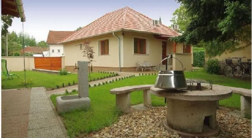 Belvárosi Apartmanház - Image 1