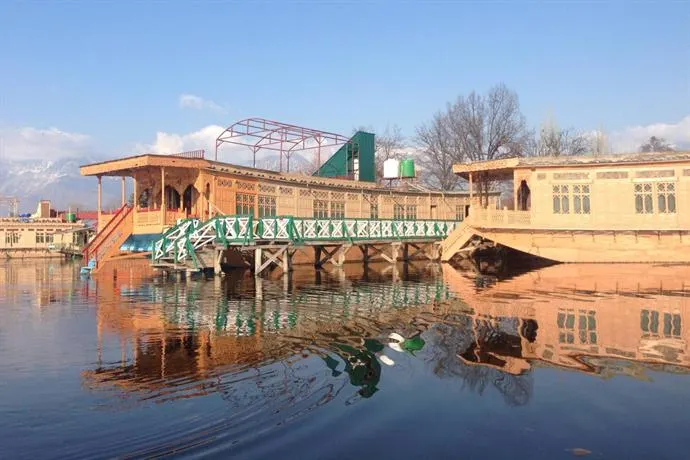 Majestic Houseboat - Image 1