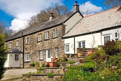 Coombe Cottage Smallholding Retreat - Image 1