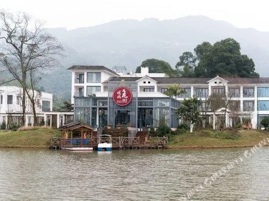 PHOENIX FLOWER DOCK HOTEL - Image 1