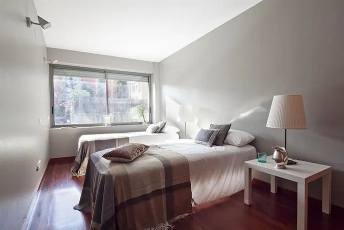 Mid-term rentals in Barcelona with Swimming Pool - Image 1