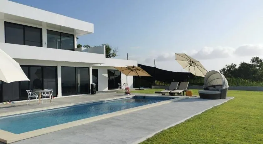 Ocean Breeze Cove - Luxury Retreat - Image 1