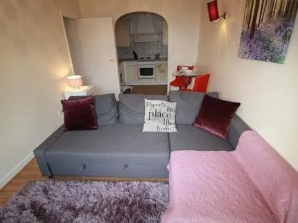 Cosy Central Apartment with Parking - Image 1