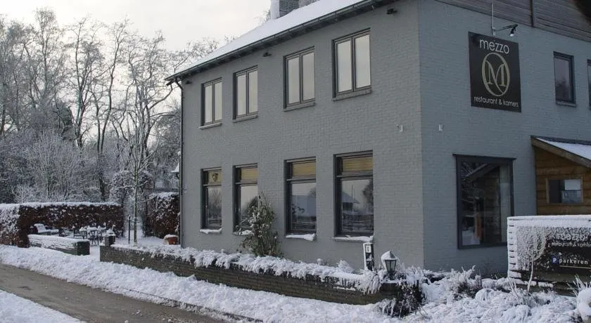 Mezzo Restaurant & Kamers - Image 1