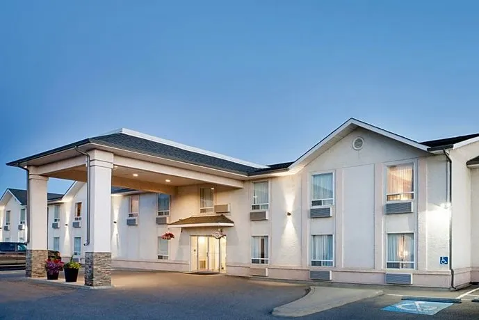 Super 8 by Wyndham Cranbrook - Image 1