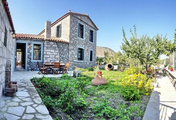 Artemis Traditional Hotel - Image 1