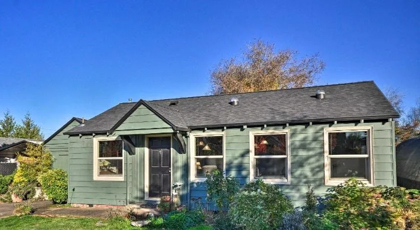 Sherwood Retreat w/ Yard Walk to Old Town - Image 1