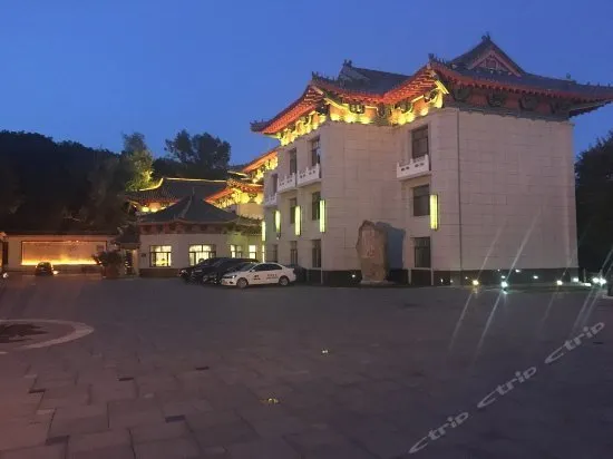 Jingpohu Hotel - Image 1