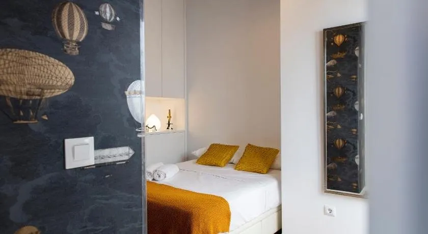Serranos Apartment - Image 1