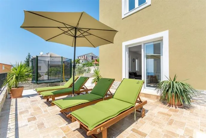 Appartement de vacances avec piscine privée, barbecue et jacuzzi | Vue sur l'eau - Image 1