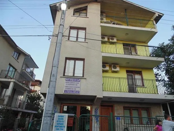 Topalovi Guest House - Image 1