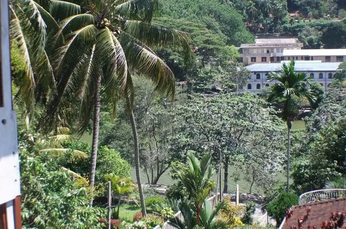 Lake Round Residence - Image 1