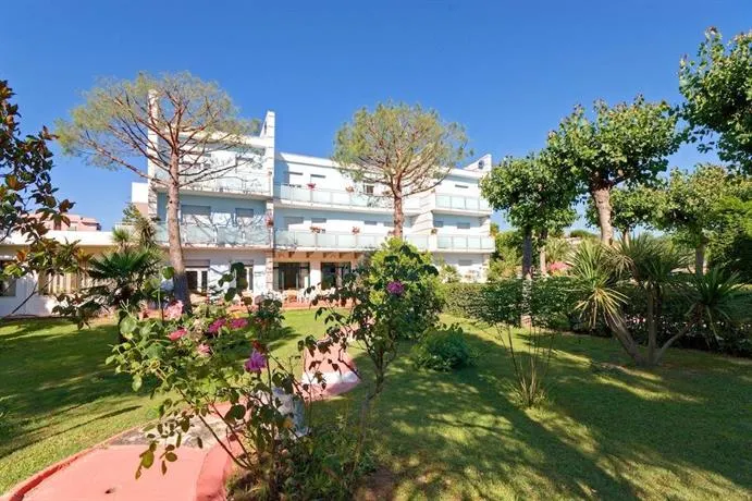 Hotel Kon Tiki - Image 1