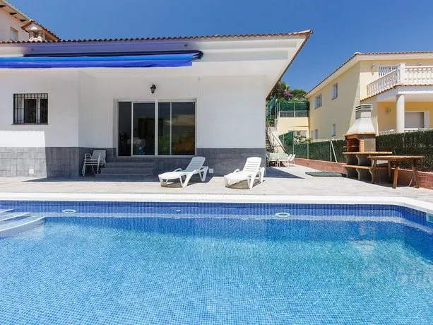 Clavel - Four Bedroom - Image 1