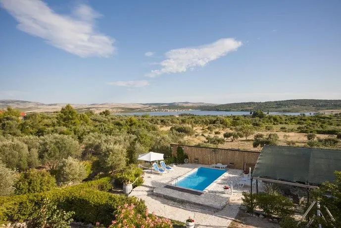 Holliday house Yucca with outdoor pool - Image 1