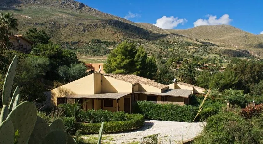 Scopello Flat with Panoramic Courtyard and Parking - Image 1