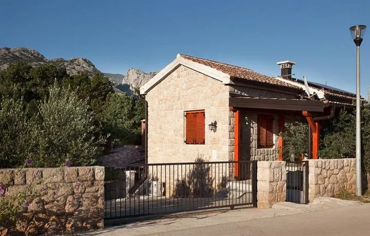 Stone house with pool near sea - Image 1
