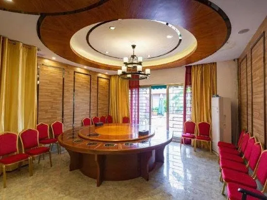 Carston Hotel - Image 1