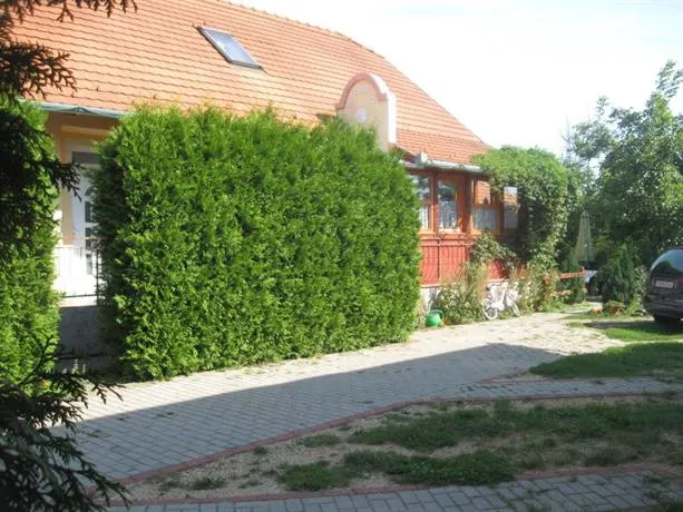 Negy Evszak Vendeghaz - Image 1
