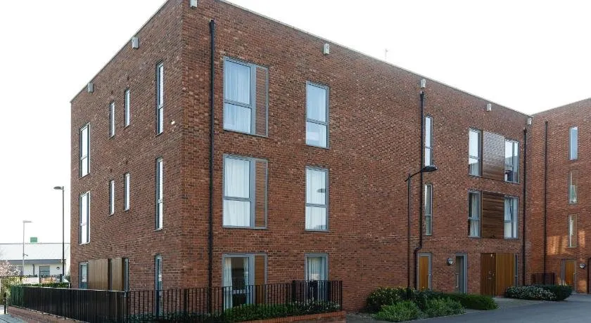 Luxurious Addenbrookes Apartment with Balcony & Parking & Sleeps 6 - Image 1