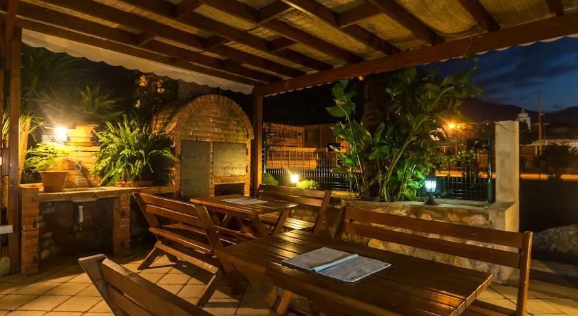 Accommodation Tianis Deluxe Rooms - Image 1