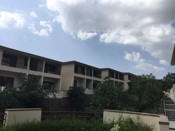 Le Madhulika Maharana Resort & Spa - Image 1
