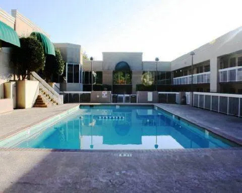 Budgetel Inn & Suites Of Gainesville - Image 1