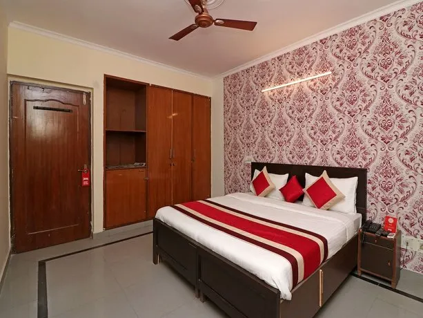 Capital O 12722 Hotel Kiara Inn - Image 1