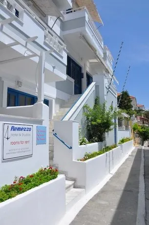 Remezzo Hotel & Studios - Image 1
