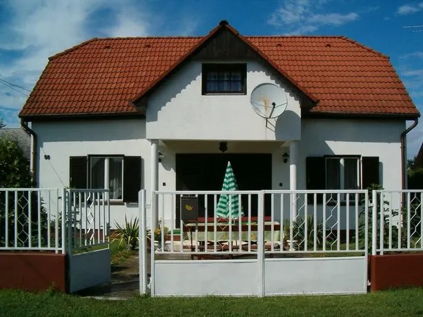 Familia Nyaralo 117 - Image 1