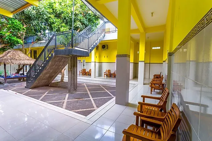 OYO 1427 Azzahra Residence - Image 1