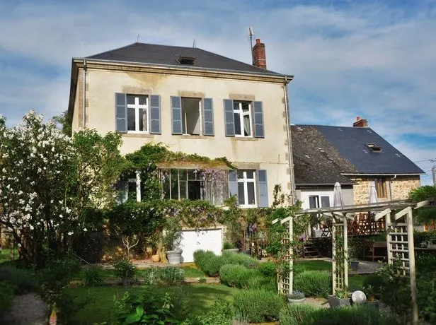 La Bourge - Image 1