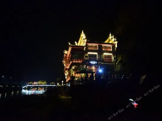 Fenghuang Tujia Ethnic Minority River View Hotel - Image 1