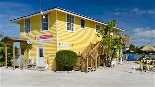 Castaways Beach and Bay Cottages - Image 1