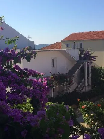 Holiday Home Olea Kastel Gomilica - Image 1
