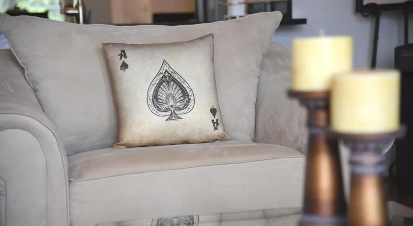 House of Cardz - The comforts of home on the road - Image 1