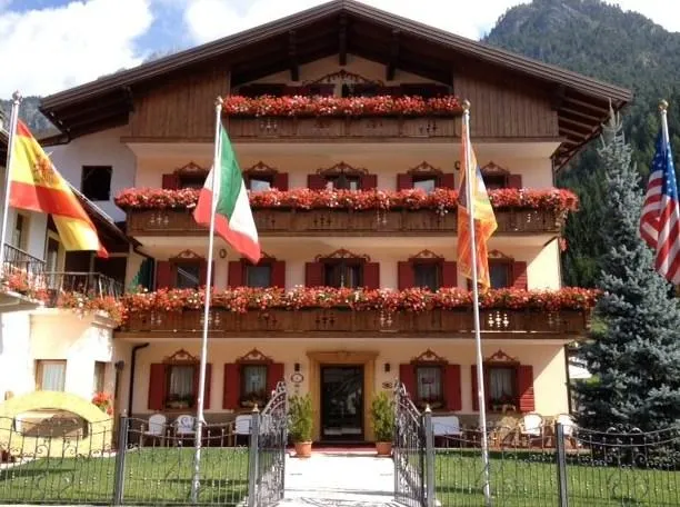 Albergo Garnì Ajarnola - Image 1