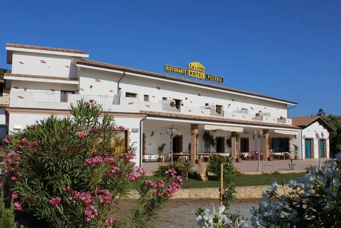La Perla Hotel - Image 1