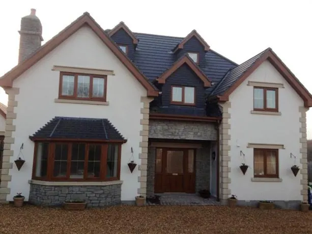 Racecourse Guest House - Image 1