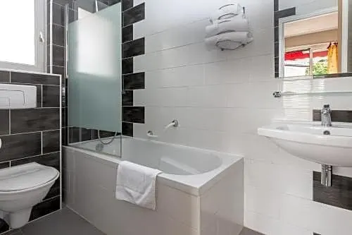 LOGIS Hotel Le Rond Point - Image 1