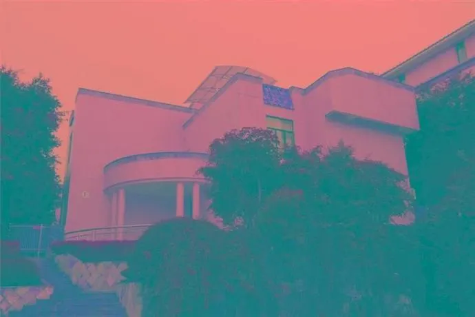Freely Hover Long Shan Hotel - Image 1