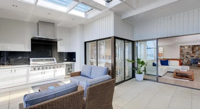 'whispering Sands' 10 Sandy Point Road Luxury Waterfront Home With Aircon Wifi & Foxtel - Image 1