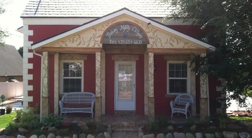 Midway Nightly Cottages - Image 1